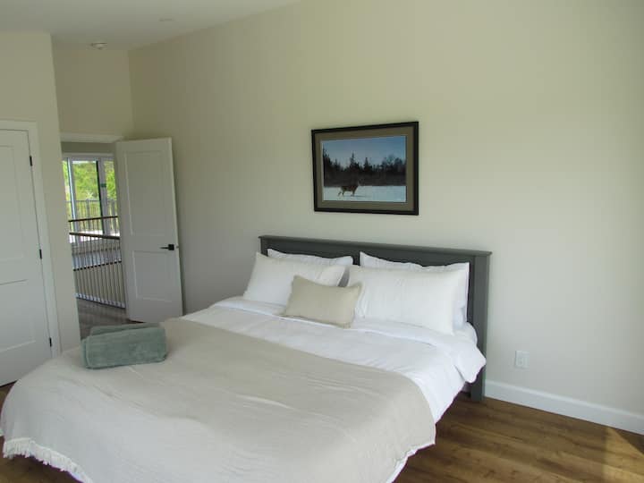 King sized bed with Endy mattress and bedding.  Large private patio off this bedroom, beautiful for morning coffees and views of the lake.