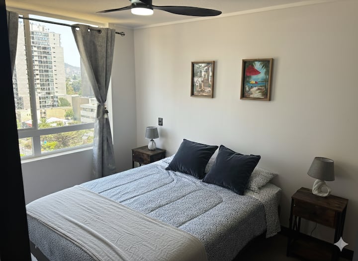 חדר מלא עם מאוורר, חיבורי USB-USB על כל שידה