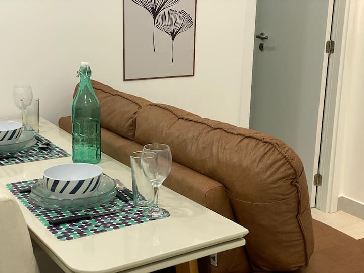 De tafel is geïntegreerd in de woonkamer, waardoor een uitnodigende sfeer ontstaat voor onvergetelijke maaltijden en bijeenkomsten.