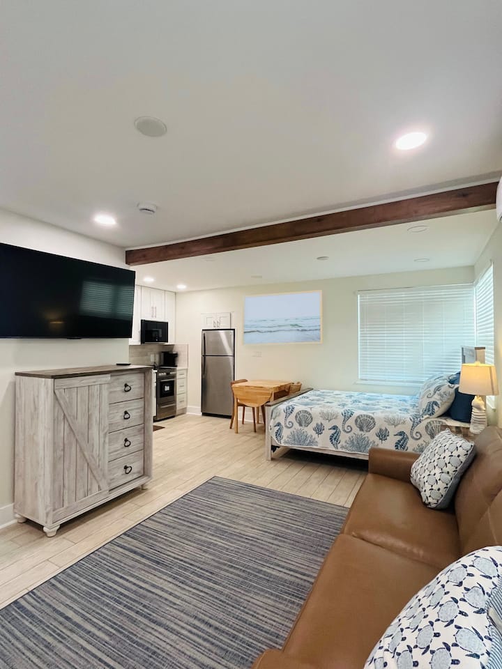 Gulf Gardens Madeira Beach Studio Cottage - Madeira Beach, FL