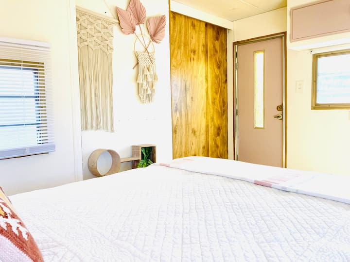 Quarto privativo com porta de celeiro para o corredor. A porta exterior leva ao pátio.