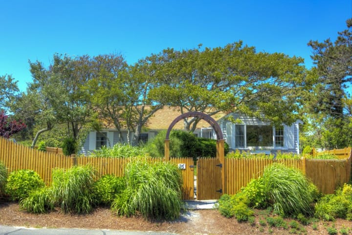 Mate's House Across From Private Beach - Dennis, MA