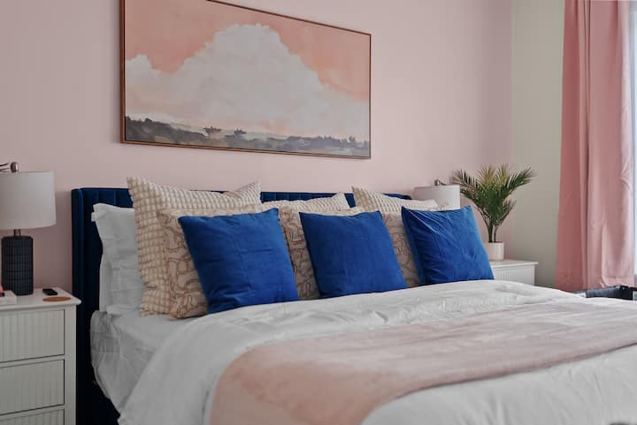 Mímese en la lujosa suite principal, que cuenta con una cama Helix Midnight Luxe tamaño king, un baño privado con azulejos en la habitación y un televisor Samsung de 75 pulgadas. Una estación de trabajo exclusiva y un cómodo sillón de lectura facilitan el trabajo o el descanso.