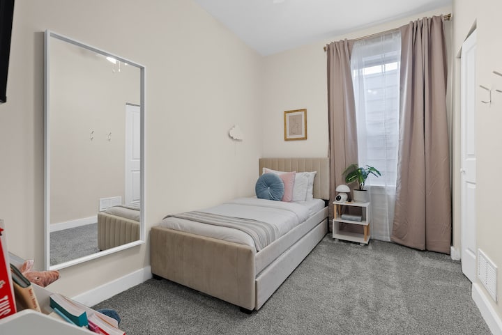 Esta acogedora habitación cuenta con una cama nido individual. Esto significa que hay una segunda cama sorpresa lista para desplegar y disfrutar. Los libros para niños, el televisor Samsung de 55 pulgadas y el armario hacen que esta pequeña habitación sea todo un éxito.