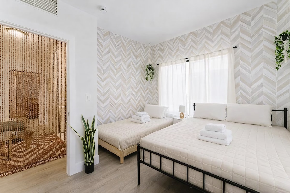 Krásne navrhnutá druhá spálňa, v ktorej sa vyspia 3 osoby. 