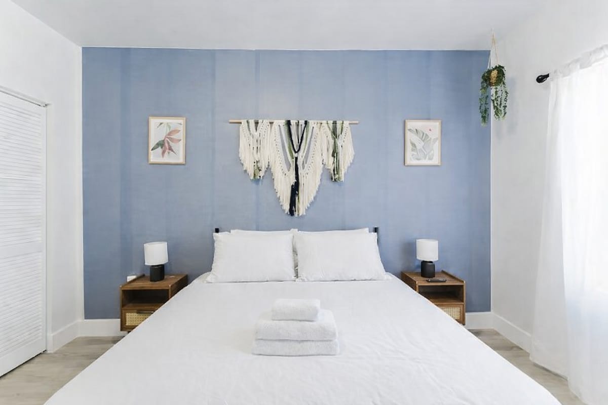 Priestranná spálňa s manželskou posteľou a osobnou skriňou. 