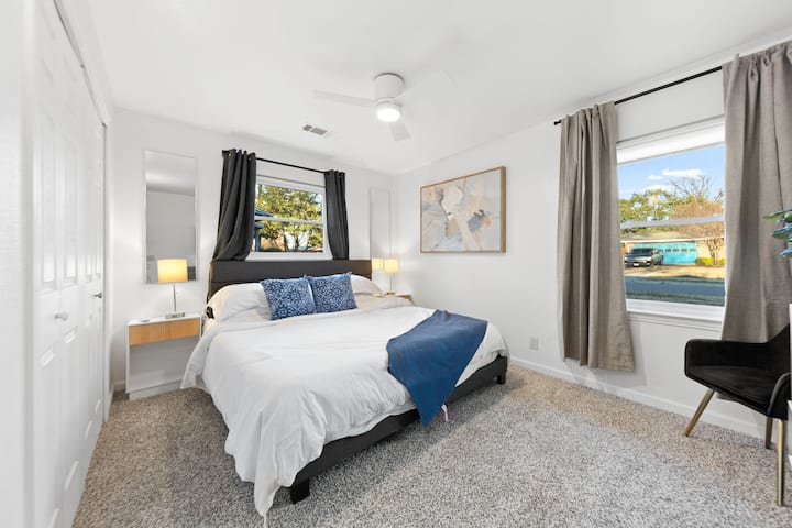 明亮的卧室，色调柔和，现代舒适。