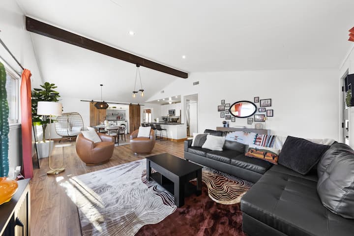 客厅布置精良，给人宾至如归的感觉。