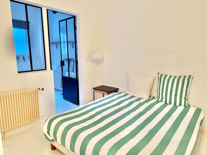 Spavaća soba s bračnim krevetom – kupaonica s kadom 