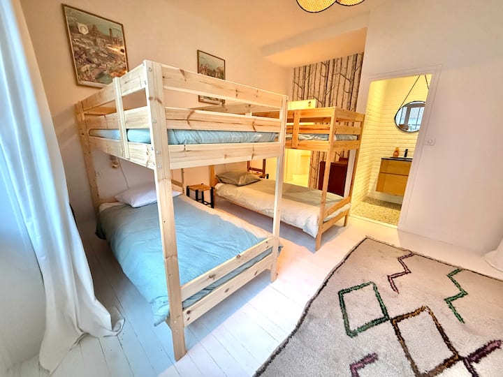 Spavaća soba s 2 kreveta na kat i mnogo prostora za odlaganje stvari 