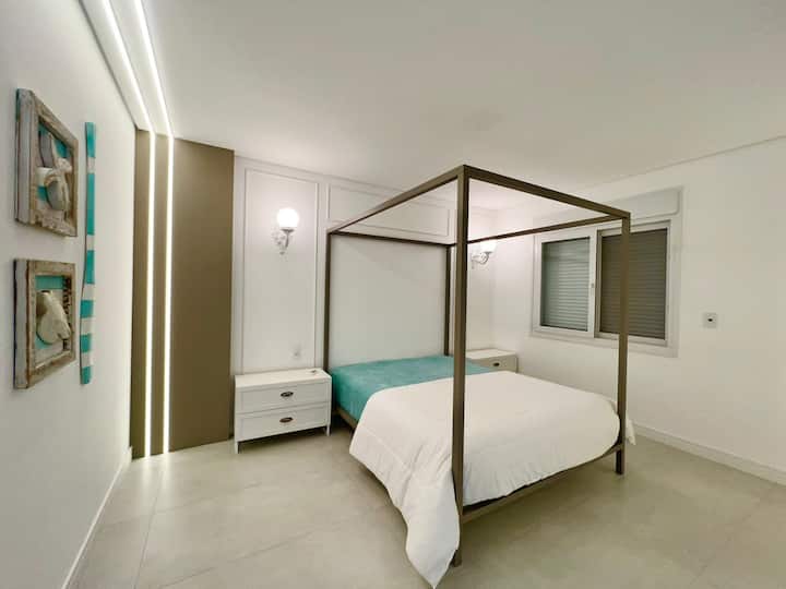 Suite 2
Charmante kamer met een hemelbed dat persoonlijkheid aan de kamer toevoegt. De muren hebben houten panelen en ledverlichting, evenals decoratieve lampen in de buurt van het hoofdeinde, waardoor een gezellige en elegante sfeer ontstaat.
