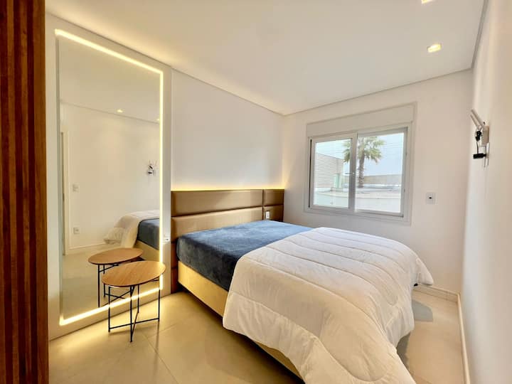 Suite 3
Comfortabele en gezellige kamer, zacht bed, aangename LED-verlichting en grote spiegel. Een rustige ruimte, ontworpen om rust en goede nachtrust te garanderen.
Het heeft een exclusieve badkamer en veel privacy.
Uitzicht op de achterpatio.