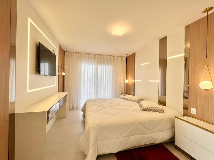 Gezellige mastersuite met een enorm supercomfortabel kingsize bed, plus een extra bed. Eigen balkon met uitzicht op het centrale meer van Murano. Aangename verlichting, elegante inrichting en een sfeer ontworpen voor rust en welzijn.