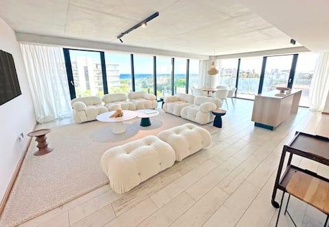 Top performing Airbnb: Surfside, luxury, 2 suites + den, 2 garages in San Rafael El Placer