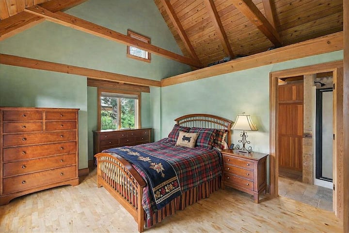 בחדר השינה הראשי למטה (חדר שינה 1) יש מיטת קווין סייז וחדר רחצה צמוד עם אמבטיה, מקלחת נפרדת וכיורים כפולים. לחדר הזה יש גם גישה ישירה לאזור החיצוני המשקיף על נהר קינאי.