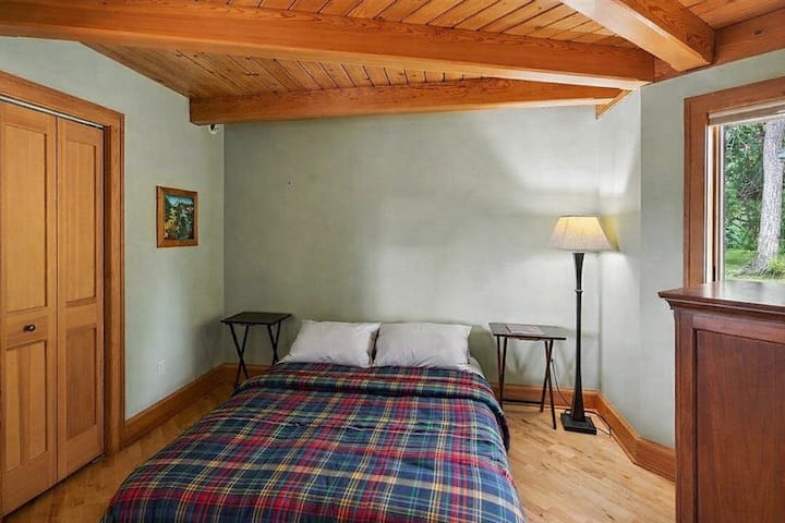 חדר שינה 2 בקומה 1 של הבית הראשי עם מיטת קווין סייז. יש חדר רחצה נפרד (חדר רחצה 2) עם מקלחת. 