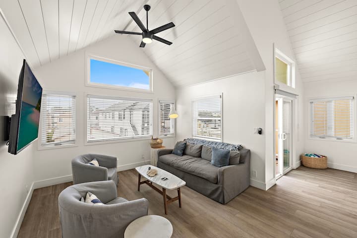 New Upper Unit Newport Beach House | Steps To Sand - Newport Beach, CA