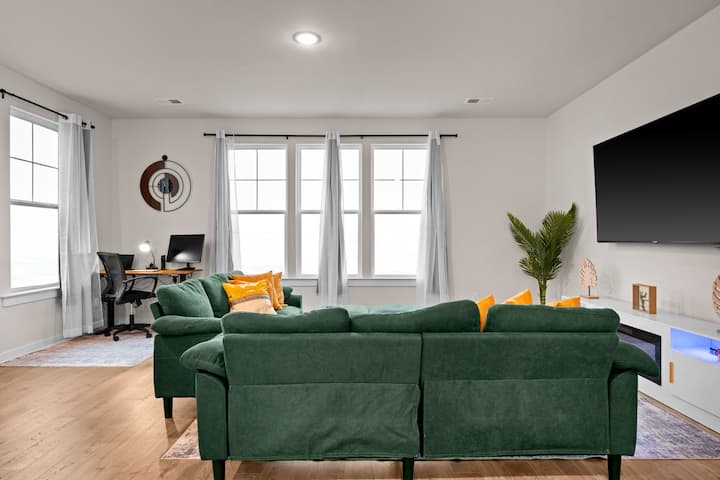 Luxury | 2 Kings | Bunks | Workspace | Sleeps 10 - Moncks Corner, SC