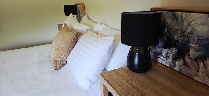 Upplev avkoppling med högkvalitativa lakan med tre lager på en ny madrass.