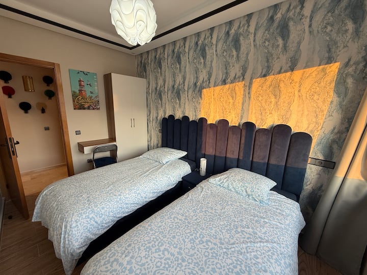 Otkrijte ovu elegantnu dvokrevetnu sobu s velikim prostorom za odlaganje odjeće i namjenskim radnim stolom – savršenu za opuštanje ili produktivan boravak u elegantnoj udobnosti nadahnutoj nautičkim stilom.