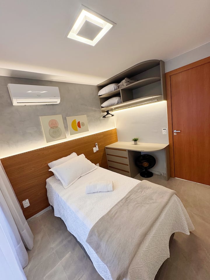 Chumba chenye starehe, chenye mwanga mzuri na mazingira yaliyoundwa kwa ajili ya kupumzika.