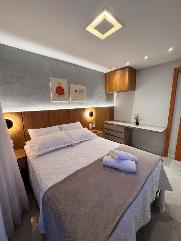 Chumba cha kupendeza chenye mwanga wa kupendeza na mazingira yaliyoundwa kwa ajili ya kupumzika.