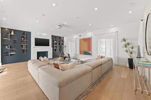 Top performing Airbnb: Unmatched Luxury Rodeo Stay | Walk to Rodeo Dr in Pico Robertson