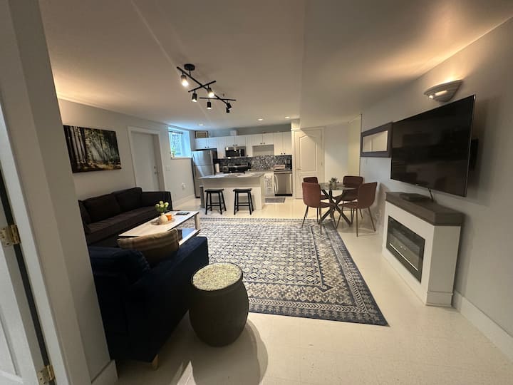 Spacious 2br+ Den/ 1 Bath Guest Suite, North Van - North Vancouver