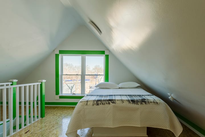 Ngjit disa shkallë dhe do të gjesh këtë surprizë të mrekullueshme... 2 krevate të mëdhenj dhe të rehatshëm dopio “Queen” me një televizor të madh, hapësirë në dollap 