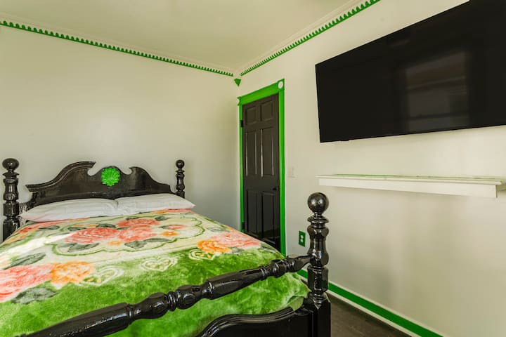 Krevat me madhësi të plotë jashtëzakonisht i rehatshëm, afër banjës dhe zonës së kuzhinës