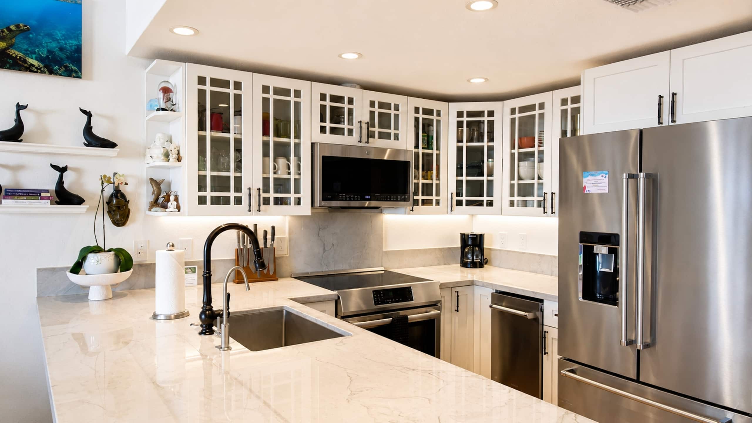 OCEANFRONT, Prestigiously REMODELED Chic Condo** - Image 9