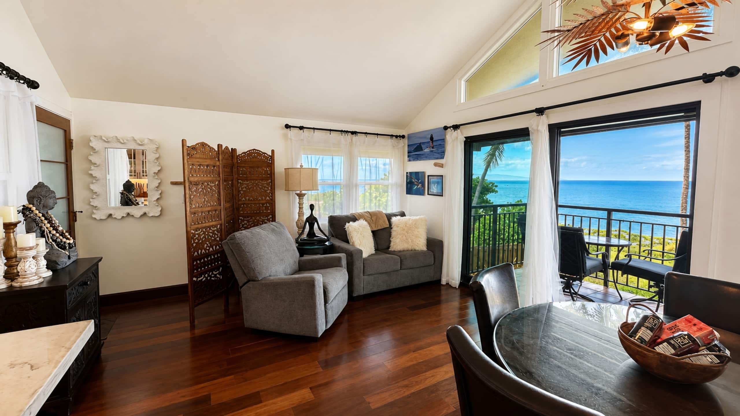 OCEANFRONT, Prestigiously REMODELED Chic Condo** - Image 4