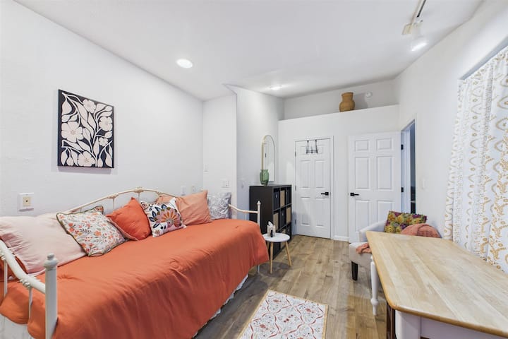 +дневен кревет (широк 80 – 109 см)
+ тоалет 
+Вграден плакар
+Комода/фиоки
+телевизор
+биро
+Надворешен пристап
+Брава на вратата од спалната соба
