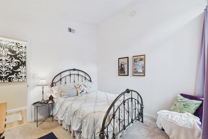 +полн кревет
+гардеробер
+Плакар/комода
+телевизор
+биро
+Брава на вратата од спалната соба