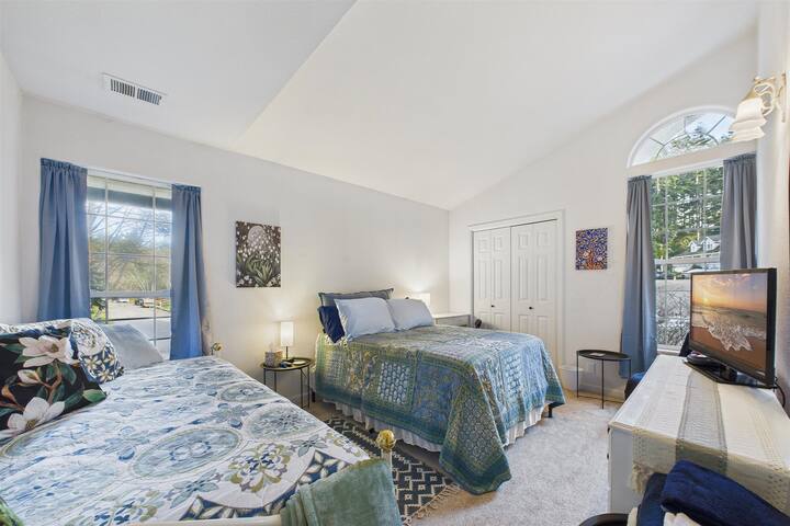 +Целосна големина и дневен кревет
+плакар
+телевизор
+биро
+гардеробер/плакар
+ролетни за затемнување
+Брава на вратата од спалната соба