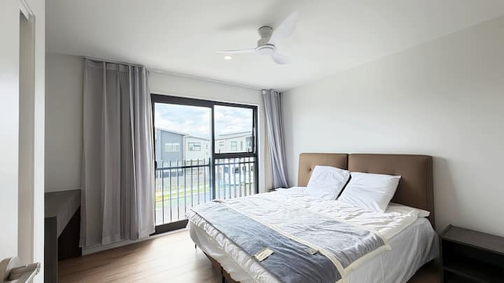 Втора спалня със самостоятелен санитарен възел
• Двойно легло „Калифорния“ (или може да се преобразува в 2 единични)
• Вградено бюро за учене и ергономичен стол
• Гардероб
• Собствена баня 

