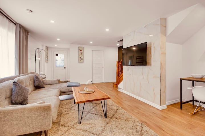 Cozy 3br House | Prime Location W/ Parking - Gatineau