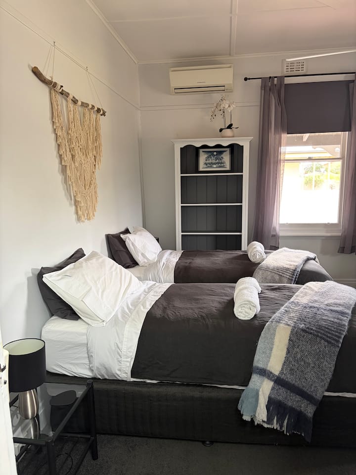 ห้องนอนนี้มีเตียงคิงไซส์ 1 เตียงหรือเตียงเดี่ยวยาว 2 เตียง มีการติดตั้งเครื่องปรับอากาศแบบสปลิต (เครื่องทำความร้อนและทำความเย็น) ในห้องนอนและห้องน้ำในห้องพักนี้ นอกจากนี้ยังมีโต๊ะข้างเตียง 2 ตัว ชั้นวางหนังสือ พรมขนสัตว์ และเก้าอี้สำหรับนั่งเป็นครั้งคราว