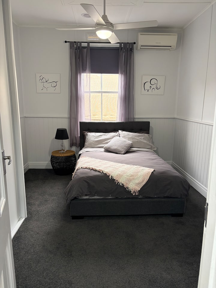 เตียงคู่ 1 หลังในห้องพักกว้างขวางพร้อมโต๊ะข้างเตียงและเก้าอี้สำหรับนั่งพักผ่อน ห้องนอนนี้มีเครื่องปรับอากาศแบบแยกส่วน (เครื่องทำความร้อนและทำความเย็น) ติดตั้งอยู่ พร้อม BIR