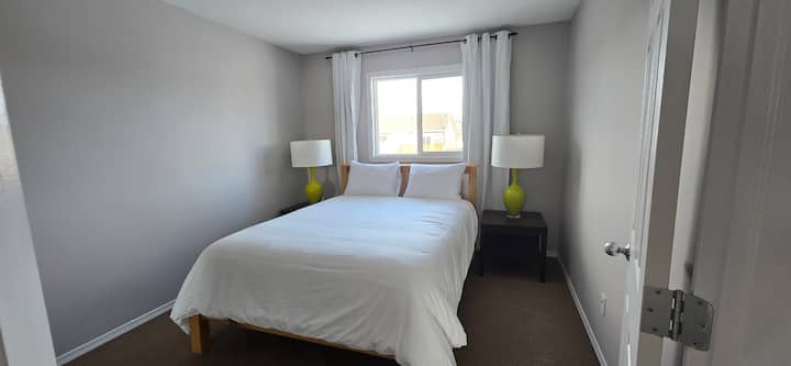 Dormitorio principal. Cama tamaño queen. Capacidad para 2 personas.