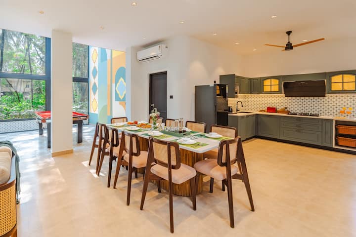 A serene 5BHK glass house amid lush Goan greenery