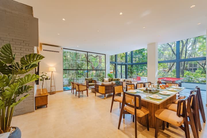 A serene 5BHK glass house amid lush Goan greenery