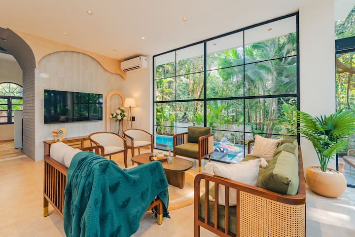 A serene 5BHK glass house amid lush Goan greenery