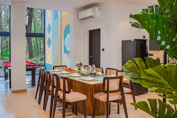A serene 5BHK glass house amid lush Goan greenery