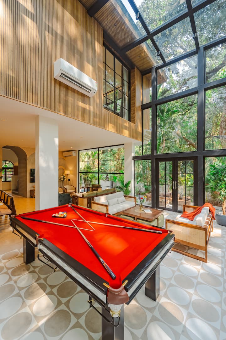 A serene 5BHK glass house amid lush Goan greenery