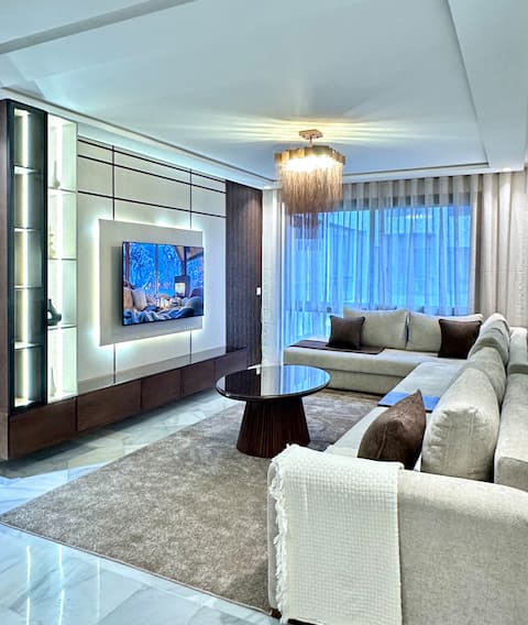 Top Airbnb: Luxurious flat - 1 min to stadium with Parking Lot in Bni Makada