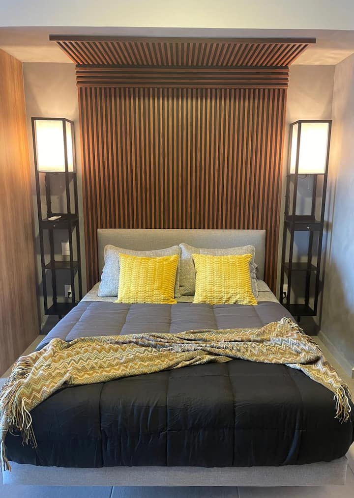 מיטת קווין עם תאורה בעלת עמעום 