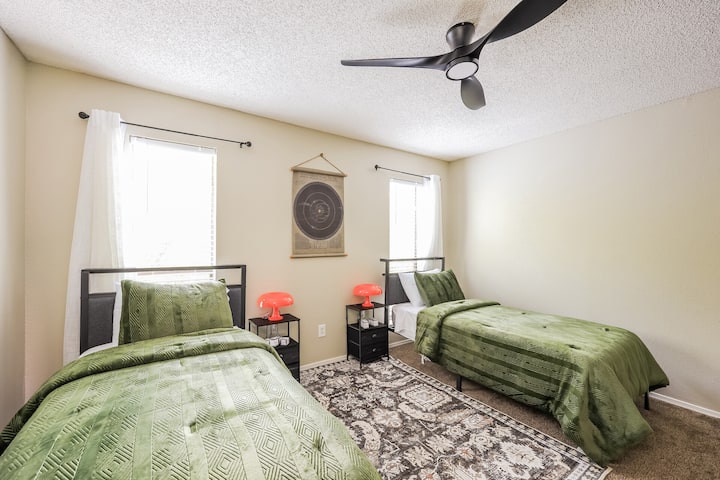 灵活的第二间卧室配有两张单人床和专用书桌，非常适合同事或安静的居家办公环境。