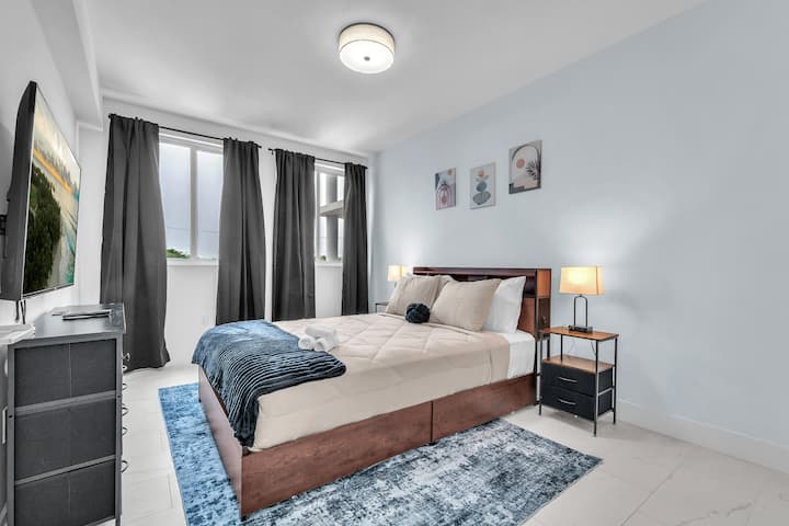 Udobna i elegantna spavaća soba s bračnim krevetom (160 – 179 cm) s mekom posteljinom, mekim ukrasnim detaljima i toplim osvjetljenjem koje stvara opuštajuću atmosferu nalik na hotelsku.