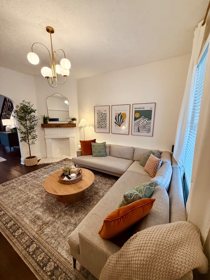 Hot Tub • Walk To Mass Ave • Sleeps 9 • Parking - Indianapolis, IN